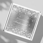 Glittery Silver Bridesmaid Frieri Gift Box Klistermärken<br><div class="desc">Skapa din egen etikett för brudens sida frieri presentförpackningens etikett för en 8-tums x 8-tumsruta (ingår inte). Enkla 8 x 8 x 4-tums vikbara pappra presentlådor säljs separat på annat håll, vilket är ett populärt alternativ för att frieri gåvor till brudar. Förbered din presentlåda för dina brudar med en stor...</div>