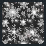 Glittery silver festive snowflake mönster fyrkantigt klistermärke<br><div class="desc">Festive elegant helgdag pappra tallrikar! Snowflake mönster i silver - färg är anpassade-design kan överföras!</div>