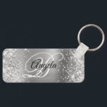 Glittery Silver Foil Finare Monogram Nyckelring<br><div class="desc">Elegant silver glitter med gnistor mot ett faux klassiskt ljus grått-borstat metall-folie. Det går att anpassa kalligrafimonogrammet för svart och vitt finare i mitten. All sparsam och glansig inslag i denna moderna gigantiska design är digital grafik. Monogrammed värdefull nyckelring party favors för hennes speciella födelsedag. En trevlig storlek för en...</div>