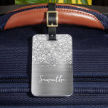 Glittery Silver Glam Namn Bagagebricka<br><div class="desc">Anpassa det moderna handskrivna kalligrafiskriptet stil för att skapa din egen bagagetapp. Lägg till en monogramsstart för att skapa en första inledande namn-kombination. Det finns många fina teckensnitt i stilar för din kontaktinformation. Girly Faux glitter och metallisk folie digitalkonst som kommer att skrivas ut som ett foto på din design....</div>