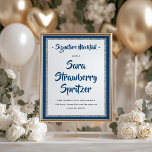 Glittery Silver Ram Namnteckning Mocktail Navy Blu Poster<br><div class="desc">Den här roligten poster en skriptrubrik och anpassningsbarna poster på en silver glitter-ramtext. Använda mallformuläret för att lägga till din anpassning. Verktyg kan användas för att ändra typsnitt,  färg och layout.</div>