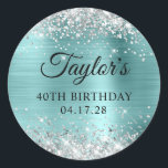 Glittery Silver Turcos Shine Foil 40th Birthday Runt Klistermärke<br><div class="desc">Skapa dina egna 40-årspartistklistermärken. Glitter,  som är glupskt faux faux,  överst och vid grund kant,  över en faux light blue shine turcoise metallic stil ombre foil. Anpassa teckensnittet stilar för att skapa din egen utformning av favoritdekaler för hennes speciella firande. En kalligrafi av klassisk elegant parad med versalteckensnitt.</div>