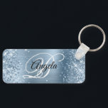 Glittlight Blue Foil Finare Monogram Nyckelring<br><div class="desc">Elegant ljusblått glitter med gnistor mot ett faux borstat metall-folie. Det går att anpassa kalligrafimonogrammet för svart och vitt finare i mitten. All sparsam och glansig inslag i denna moderna gigantiska design är digital grafik. Monogrammed värdefull nyckelring party favors för hennes speciella födelsedag. En trevlig storlek för en medarbetarnyckelring.</div>