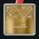Glittrande Guld Glam Namn Julgransprydnad Metall<br><div class="desc">Anpassa den moderna handskrivna stilen för att skapa din egen premium fyrkantiga julgransprydnad.
Lägg till en monograminitial för att skapa en kombination av förnamn och initial.
Flickig falsk guldglitter och borstad metallfolie digital konst som kommer att skrivas ut som ett foto på din julgransprydnad.</div>
