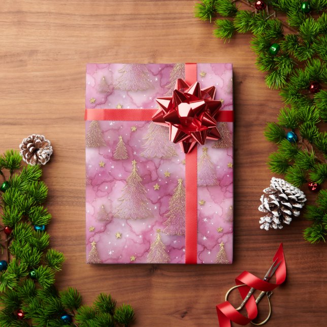 Glittrande julgran i guld på rosa presentpapper (Julgåva)