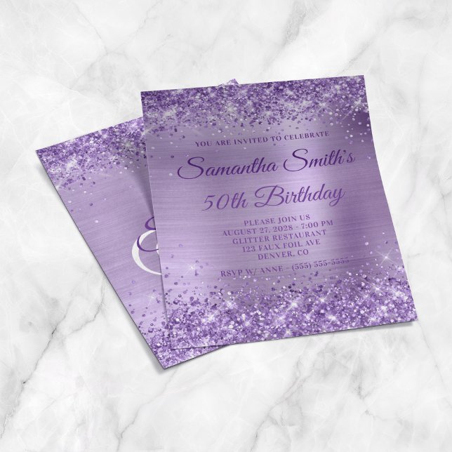 Glittrande lila foliemonogram 50-års födelsedagsin flygblad (Glittery Purple Foil Monogram 50th Birthday Invite Flyer)