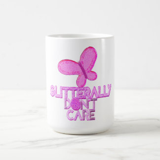 Glittrande rosa fjäril bryr sig inte kaffemugg