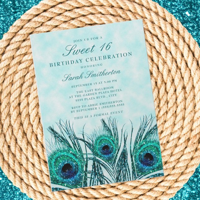 Glittrande turkosblå påfågelsfjädrar Sweet 16 Inbjudningar (Teal peacock feathers Sweet 16 birthday invitation)