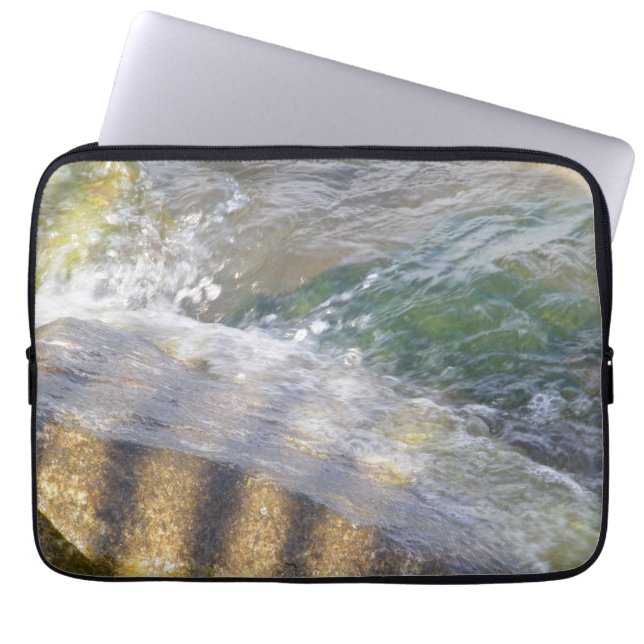 Glittrande vatten på klippor Laptop-sleeve Laptop Fodral (Framsidan)