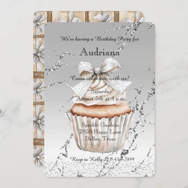 Glitzy Silver White Cupcake Bow Birthday Inbjudningar (Fram/baksida)