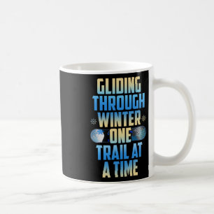 Gliva genom vinter ett spår åt gången kaffemugg