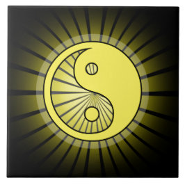 Gloande Gult Yin Yang över Black Kakelplatta