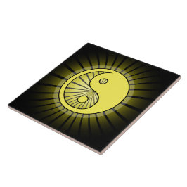 Gloande Gult Yin Yang över Black Kakelplatta