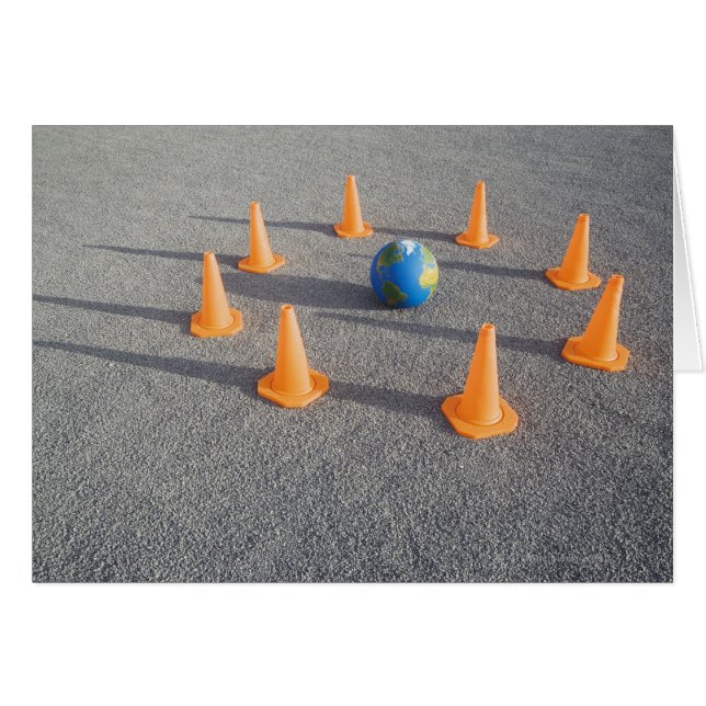Globe på sand utomhus omgiven av trafik hälsningskort (Framsidan Horizontal)