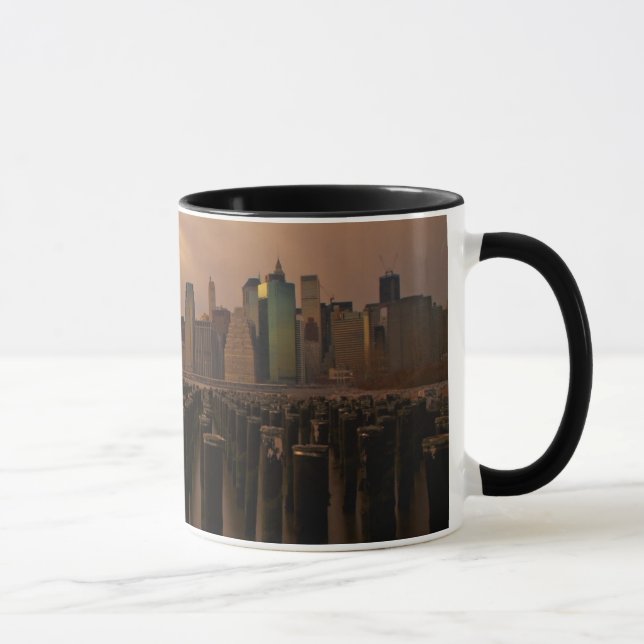 Glöd av solnedgången under stormiga himmlar över mugg (Höger)