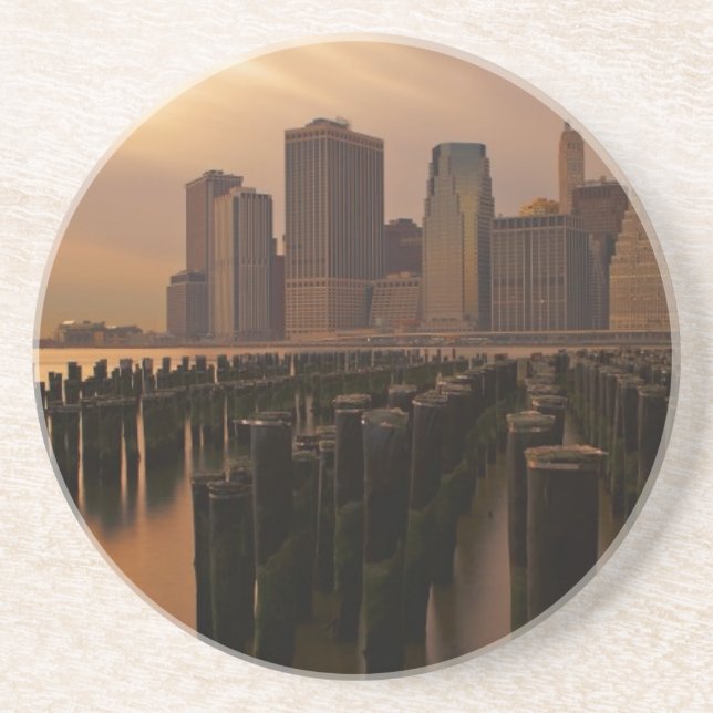 Glöd av solnedgången under stormiga himmlar över underlägg sandsten (Framsidan)