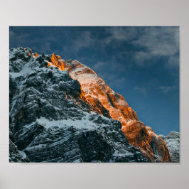 Glödande berg vid solnedgång poster