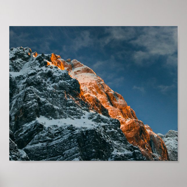 Glödande berg vid solnedgång poster (Framsidan)
