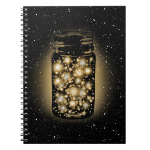 Glödande burk av Fireflies med nattstjärnor Anteckningsbok Med Spiral