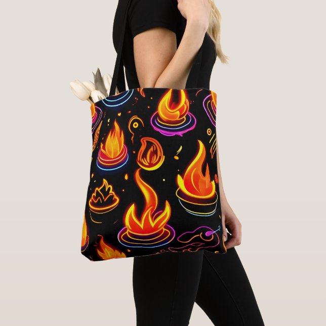 Glödande flamsymboler på Mörken Canvas Tygkasse (Närbild)