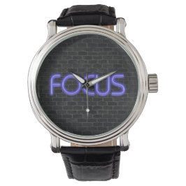glödande nyans Focus-text på tegel Armbandsur