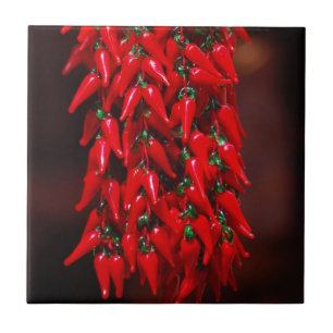 Glödheta hängande Chilipeppar avbildar design Kakelplatta
