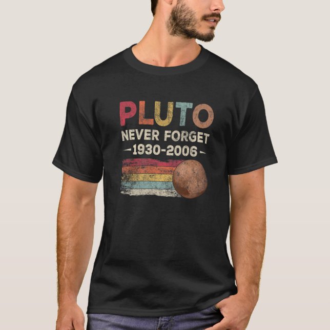 Glöm aldrig Pluto 1930-2006 Lustigt astronomi T Shirt (Framsida)