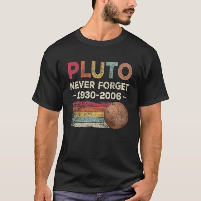 Glöm aldrig Pluto 1930-2006 Lustigt astronomi T Shirt (Framsida)