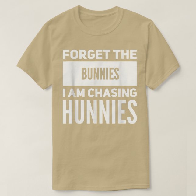 Glöm Bunnies jag jagar Hunnies Funny Easte T Shirt (Design framsida)
