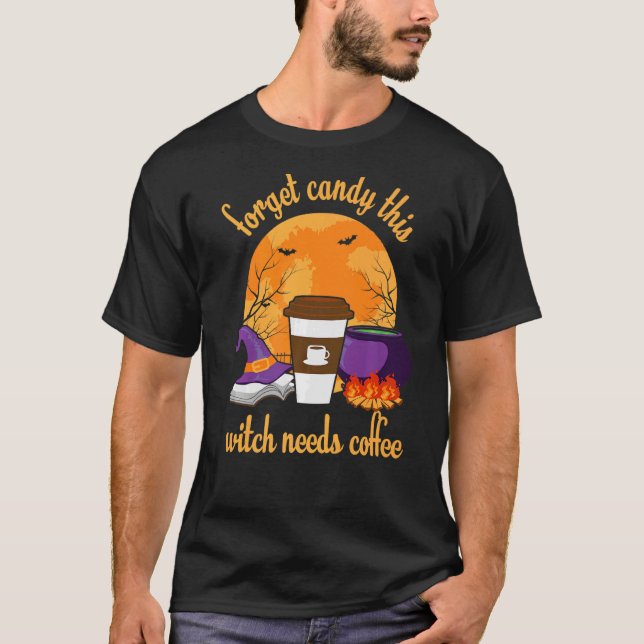 Glöm Candy Den här häxan behöver Coffee halloween  T Shirt (Framsida)