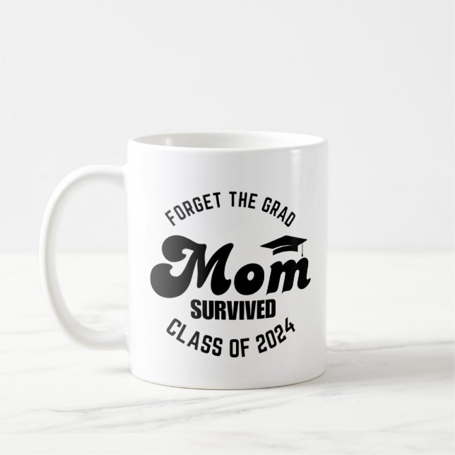 Glöm den klass som överlevdes i grad mamma 2024 kaffemugg (Vänster)