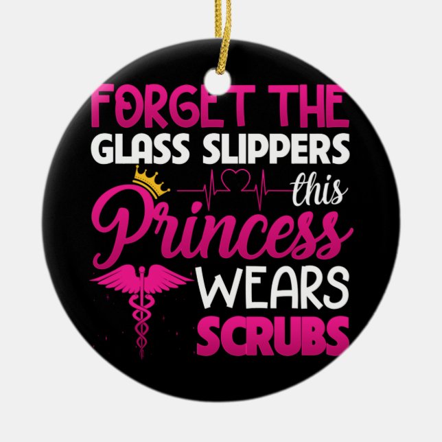 Glöm Glass Tofflor Princess Wears Scrubs Julgransprydnad Keramik (Framsidan)