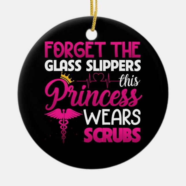 Glöm Glass Tofflor Princess Wears Scrubs Julgransprydnad Keramik (Framsidan)