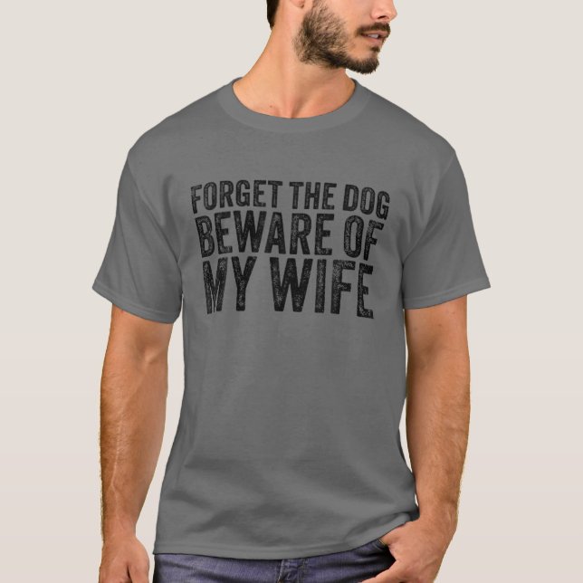 Glöm Hund att vara försiktig med min maka och min  T Shirt (Framsida)