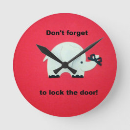 Glöm inte att låsa dörren. rund klocka