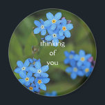 Glöm mig inte att tänka på dig, runda magnet<br><div class="desc">Blommigt "glöm mig-inte" "tänker på dig",  runda magnet.</div>