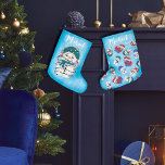 Glosing Ljus Winter Wonders Snögubbe jul Stor Julstrumpa<br><div class="desc">Denna söta och lekande illustration mönster är perfekt för julens julhelg. Den har handritade och målade snögubbar med vattenfärg i olika scenarier. Den på framsidan är en snögubbe som trasslat in sig i ljus. Mönster på baksidan innehåller en jugglande snöbullar, en som är snurrig i glanande ljus, en annan stående...</div>