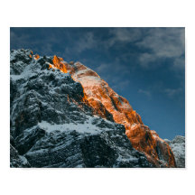 Glowing bergsberg vid solnedgång