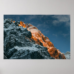 Glowing bergsberg vid solnedgång poster