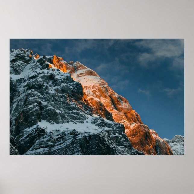 Glowing bergsberg vid solnedgång poster (Framsidan)