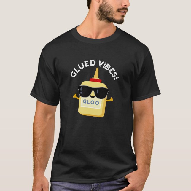 Glued Vibes Funny Glue Pun Mörk BG T Shirt (Framsida)
