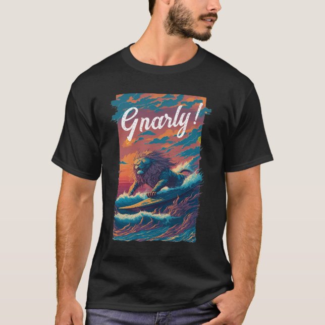 Gnarly! Lejon surfare, Personlig T Shirt (Framsida)