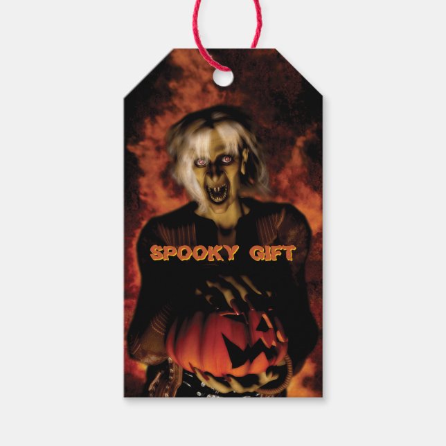 Gnisig häxa med pumpa. Halloween Presentetikett (Framsidan)