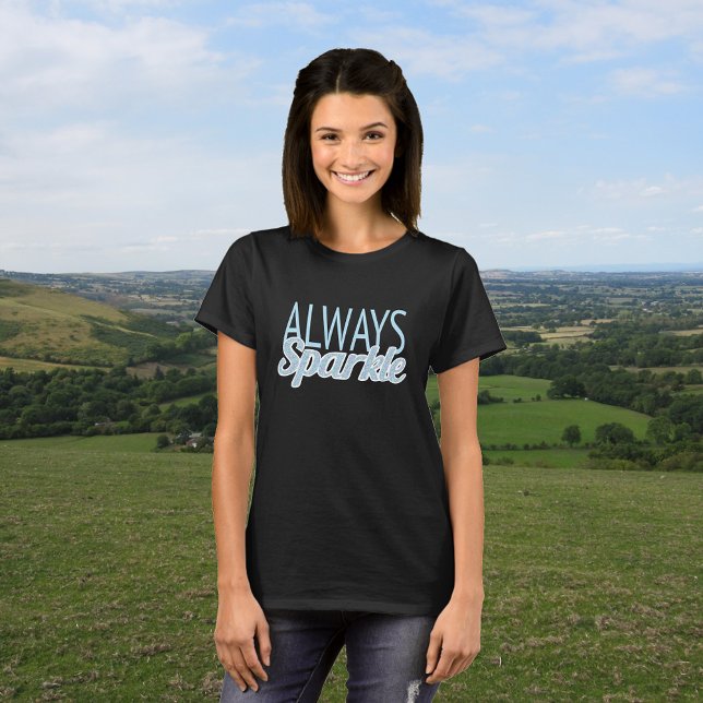 Gnistra citattecken glitter, effekt blått text t shirt (Model is wearing the black t-shirt with the 'vivid printing' option)