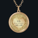 Gnistra Guld Heart 50:e Bröllop-årsdagen Guldpläterat Halsband<br><div class="desc">Den vackra ornaterade guld-hjärtutformningen över den lysande gula glitter tryckbakgrunden på denna romantiska årsdag,  som ett kvarnheligt halsband för att fira sin milstolpe femtioårsdagen av Bröllop. Text är redot som du kan anpassa med namn och data.</div>