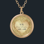 Gnistra Guld Heart 50:e Bröllop-årsdagen Guldpläterat Halsband<br><div class="desc">Den vackra ornaterade guld-hjärtutformningen över den lysande gula glitter tryckbakgrunden på denna romantiska årsdag,  som ett kvarnheligt halsband för att fira sin milstolpe femtioårsdagen av Bröllop. Text är redot som du kan anpassa med namn och data.</div>
