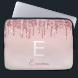 Gnistra Monogram för Glam Rosa ros Guld Glitter Dr Laptop Fodral<br><div class="desc">Rosa - Ro Guld Faux-påfyllning Glitter och Gnistra Elegant Monogram bärbar dator Fodral. Det här monogrammade fodral kan anpassas så att det omfattar ditt första och första namn.</div>