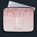 Gnistra Monogram för Glam Rosa ros Guld Glitter Dr Laptop Fodral<br><div class="desc">Rosa - Ro Guld Faux-påfyllning Glitter och Gnistra Elegant Monogram bärbar dator Fodral. Det här monogrammade fodral kan anpassas så att det omfattar ditt första och första namn.</div>