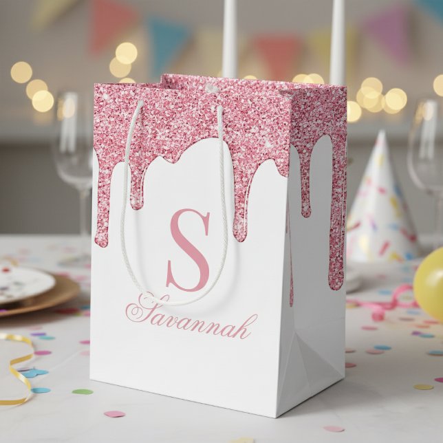 Gnistra Monogram för vita och Rosa Glitter-drivrut (White and Pink Glitter Drips Sparkle Monogram Medium Gift Bag)