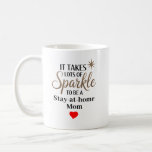 Gnistra offertgåva för vistelse hemma i Mamma Kaffemugg<br><div class="desc">Att vara hemma hos Mamma tar hjärta,  själ och mycket gnistra! Den här upplyftande designen är perfekt för vanliga superhjältar som bollar måltider,  meddelanden och milstolpar - allt med kärlek. En tankfull gåva till alla fullt-tids-mamma som lyser igenom allt. Underbar för Mors dag,  babyduschgåvor,  eller bara lite kärlek.</div>